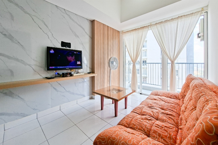 Living Room 4, Lavish White 1BR at Casa de Parco Apartment By Travelio, Tangerang