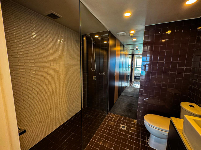 Bathroom 4, Baronnet Holiday Apartments, Gold Coast