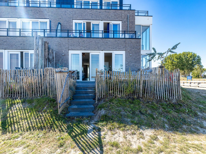 3, Apartment in Sint-Annaland with Beach Access, Tholen