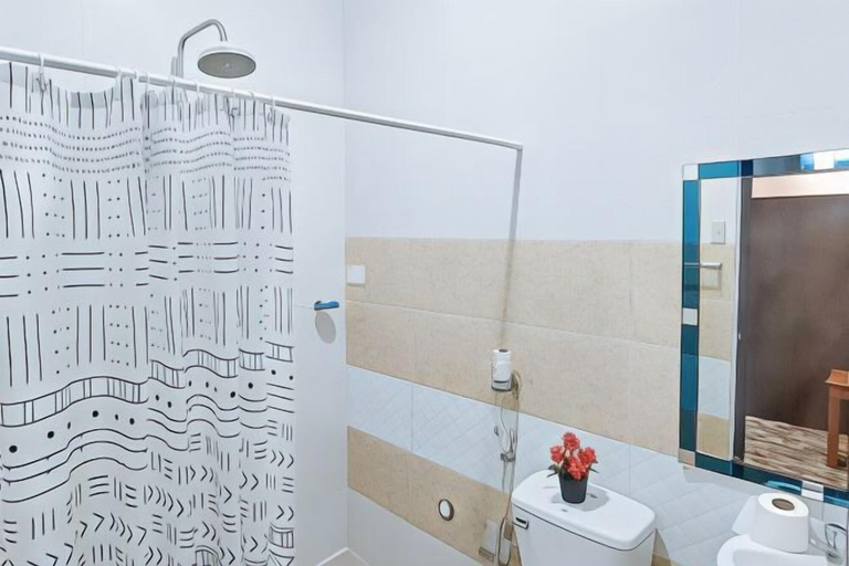 Bathroom 3, RedDoorz @ R2K Pension House, Puerto Princesa City