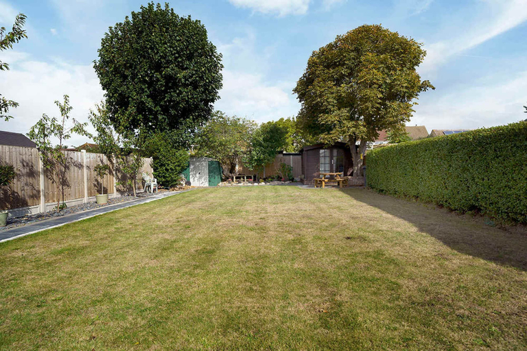 Room 2, Stylish 3-bedroom Bungalow in London, London