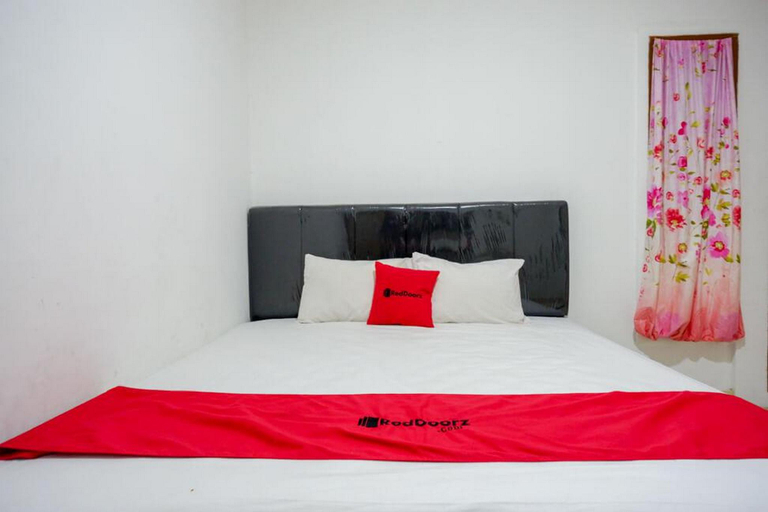 Bedroom, RedDoorz near RS Islam Faisal Makassar, Makassar
