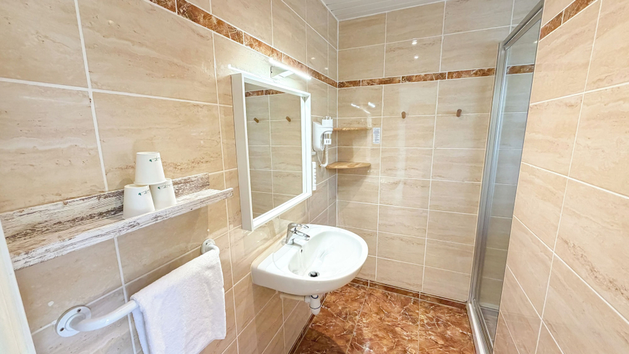 Bathroom 5, Hotel Les Rocailles, Hérault