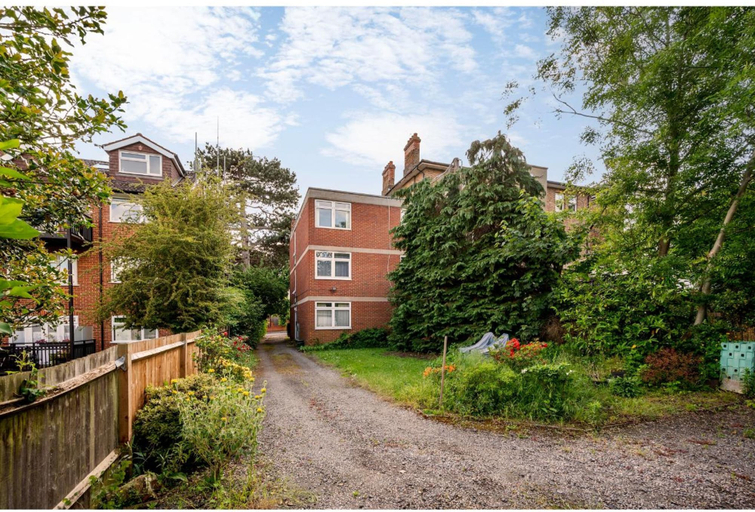 Room 4, Cosy One-bedroom Flat in Bromley, London