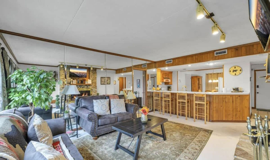 Room 4, Misty Mountain Condo by Beyond Expectations With Hot Tub, Sevier