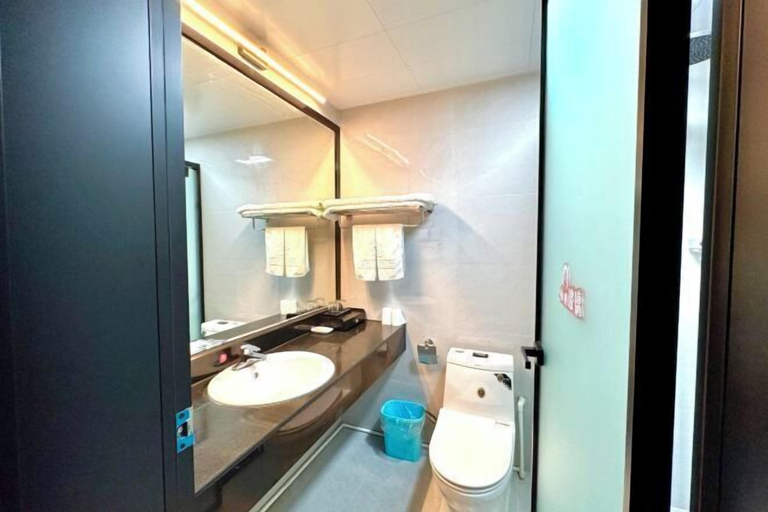 Bathroom 3, New Shilong Hotel, Shijiazhuang