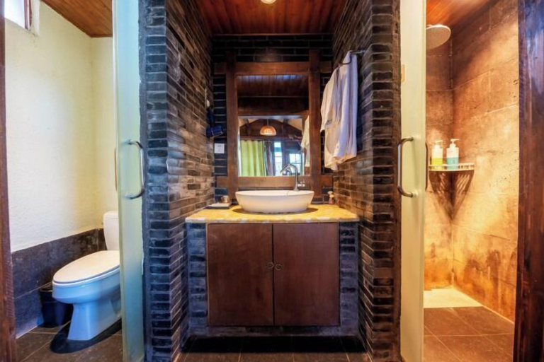 Bathroom 3, GuanGuanJuJiu Inn, Lijiang