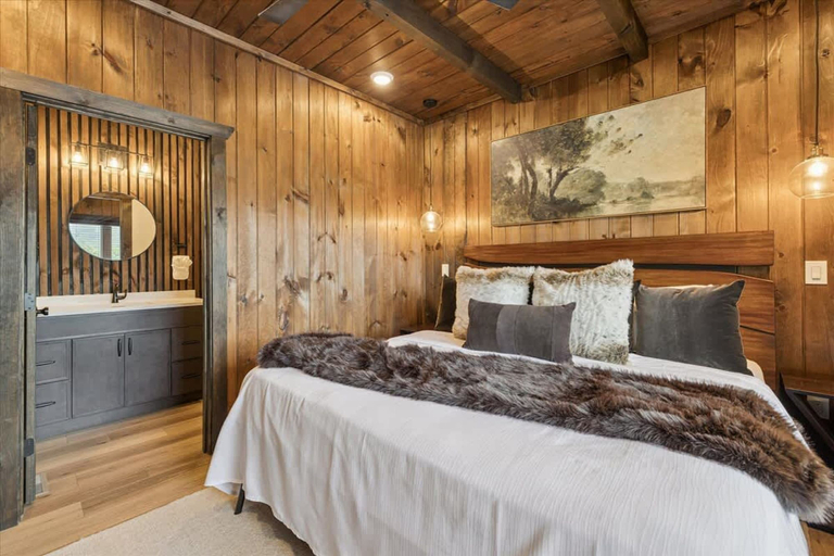 Room 3, Peak Pursuit by Beyond Expectations Mountain Home With Indoor Pool, Sevier