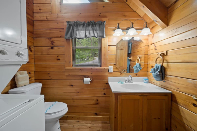 Room 4, Private Studio Log Cabin Hot Tub Fireplace Relax, Sevier