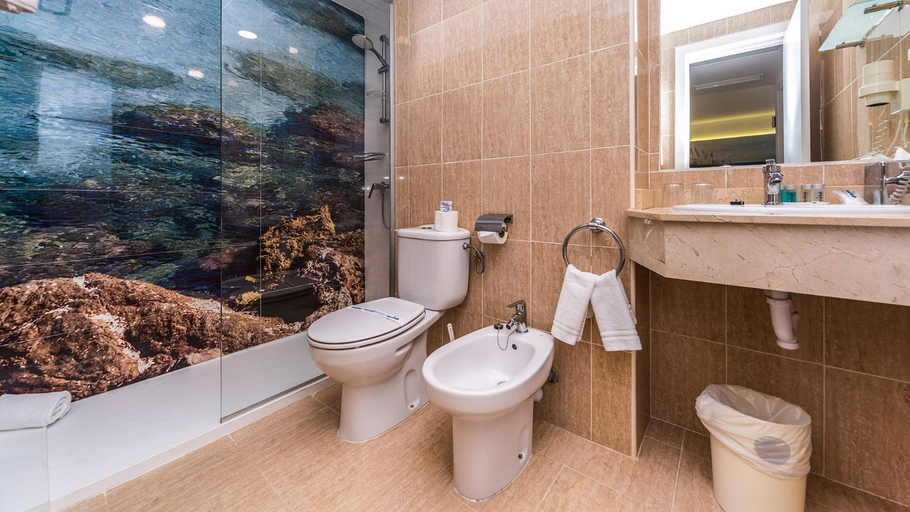 Bathroom 3, Apartamentos Globales Lord Nelson, Baleares
