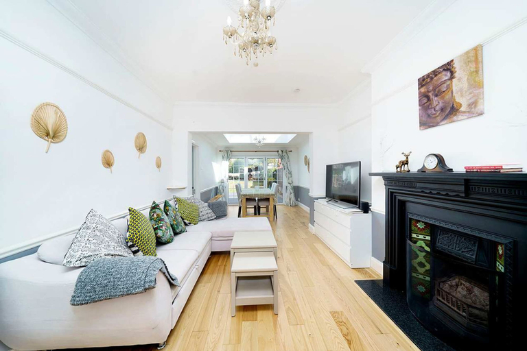 Room 5, Stylish 3-bedroom Bungalow in London, London