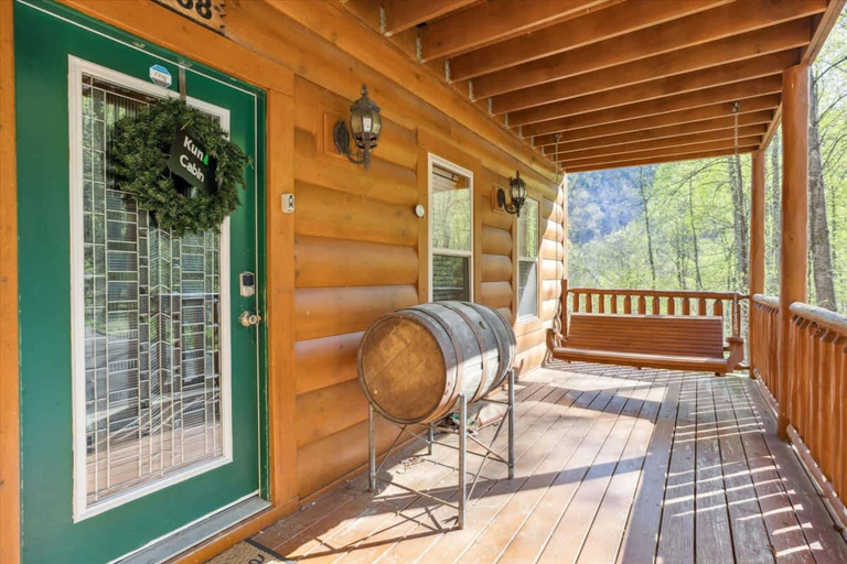 Room 2, KunTree Cabin by Beyond Expectations w Hot Tub, Sevier