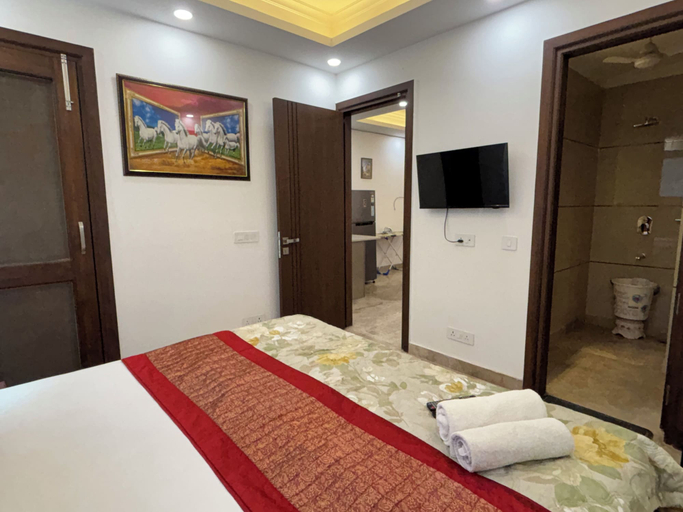Room 2, Fortune Home Service Apartment 3Bhk J150, Delhi