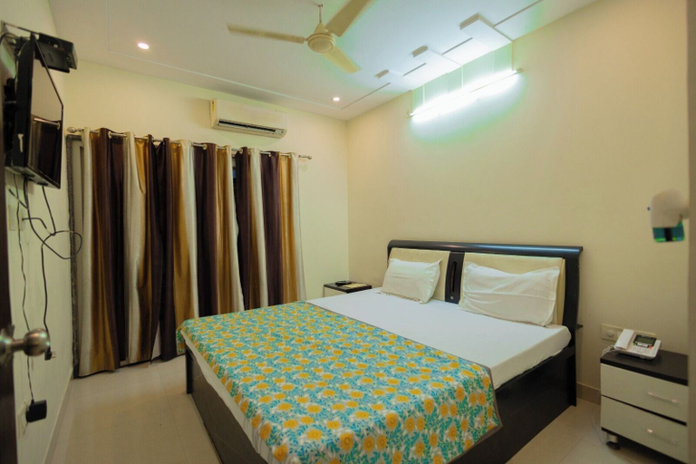 Room 2, 11 Flowers, Mathura