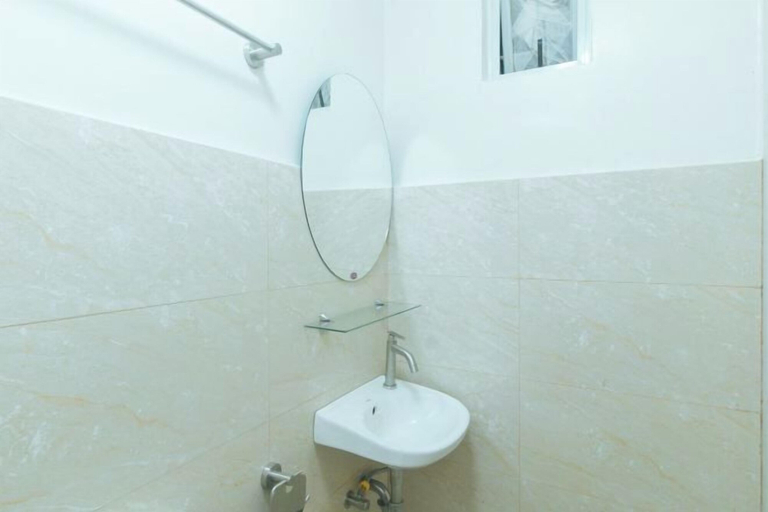 Bathroom, RedDoorz @ Delorian Residences, Makati City