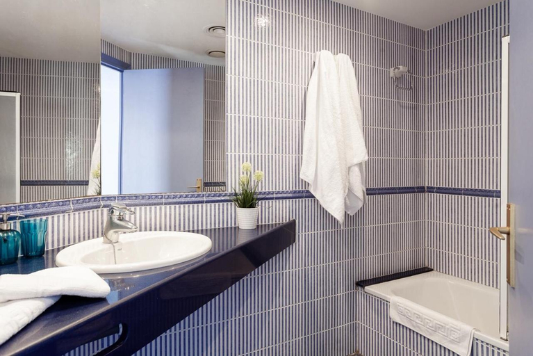 Bathroom, El Trull Apartments, Girona