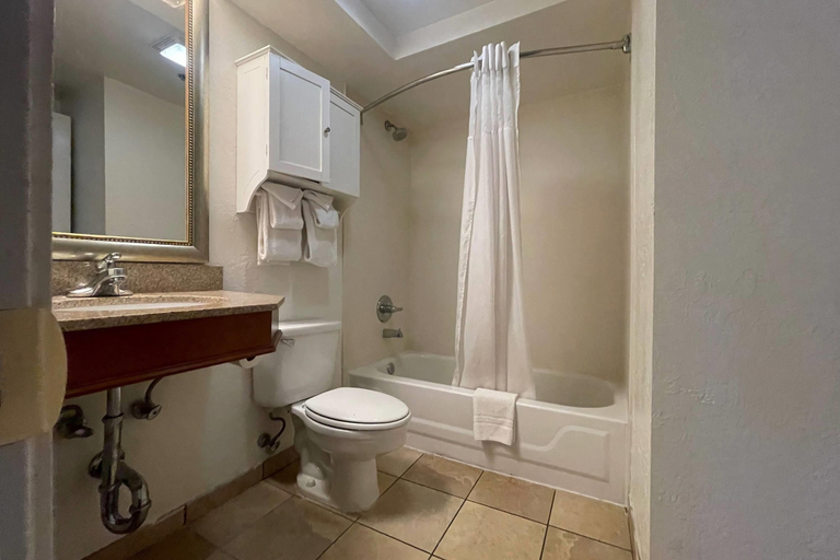 Bathroom 4, SureStay Plus Hotel by BW Tempe University, Maricopa