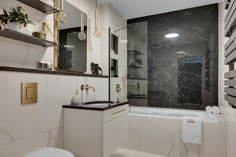 Bathroom, DEO PLAZA Suites & Riverside by Downtown Apartments, Gdańsk City