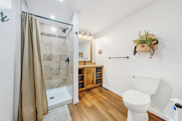 Bathroom 4, Lake Point Retreat - Lakefront Home With Hot Tub, Fire pit & Game Room, Bedford