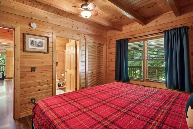 Room 4, Golden Grizzly Cabin by Beyond Expectations With Hot Tub, Sevier