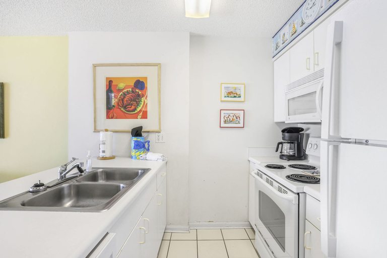 Room 3, Tradewinds 602- Beachfront Heated Indoor Pool Sleeps 6, Baldwin