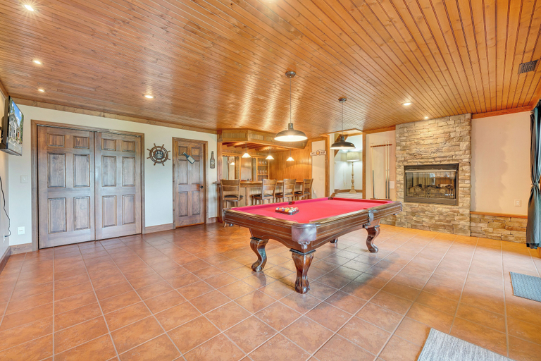 Game room, Private Lakefront Oasis - 5 Bedroom, Private Dock, & Firepit, Bedford