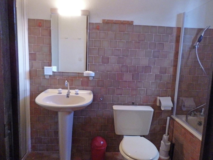 Bathroom 2, Saint-Siffret Forest Pool, Gard