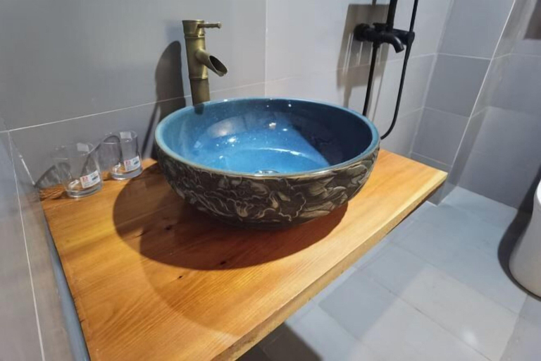 Bathroom 3, Abu Ayao Inn, Liangshan Yi
