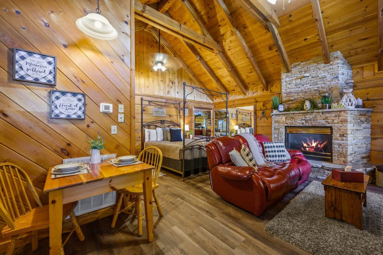 Room 5, Location Cute Studio Log Cabin Hot Tub Fireplace, Sevier