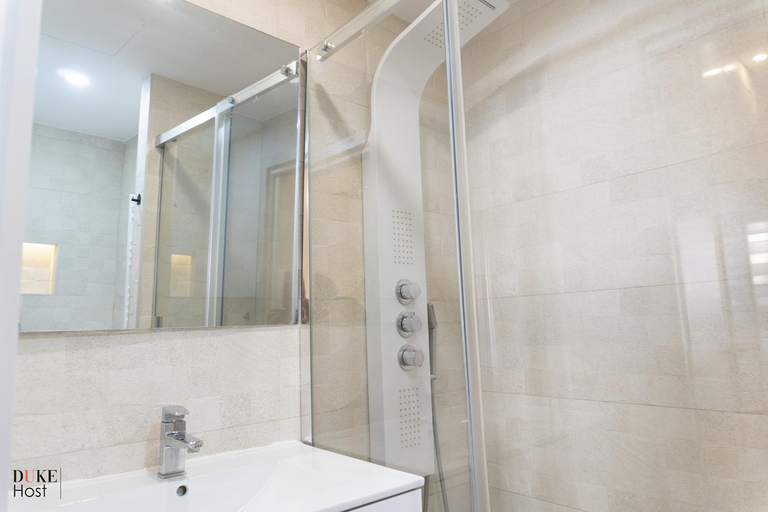 Bathroom 2, Arguelles Apartments, Madrid