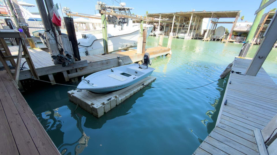 Marina 5, Channelfront - Dock - Fishing - Bbq - Deck 2 Bedroom Home, Cameron