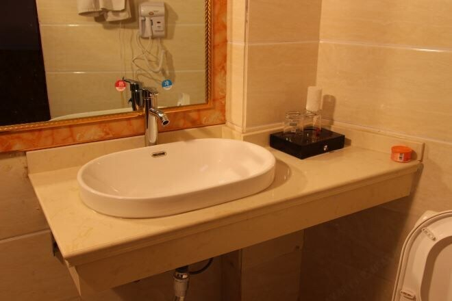 Bathroom 3, Dongri Yanguang Hotel, Dêqên Tibetan