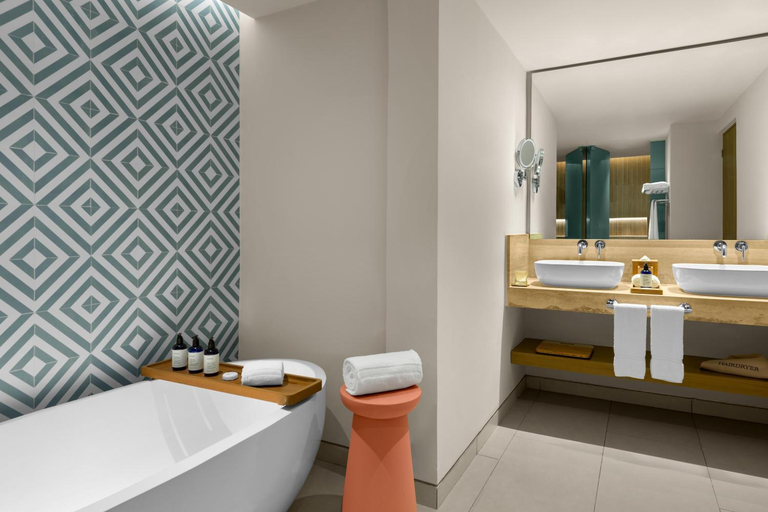 Bathroom 5, Hilton Cancun Mar Caribe All-Inclusive Resort, Benito Juárez