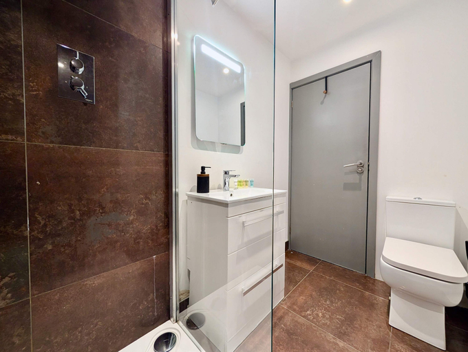 Room 5, Charming Flat With Free Parking in Prime Location, Kent