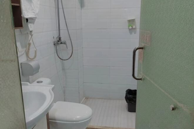 Bathroom 3, Jiujiu Express Hotel, Tongren