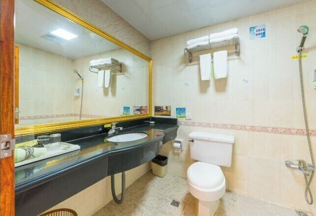Bathroom, Lijiang Hotel, Dongguan