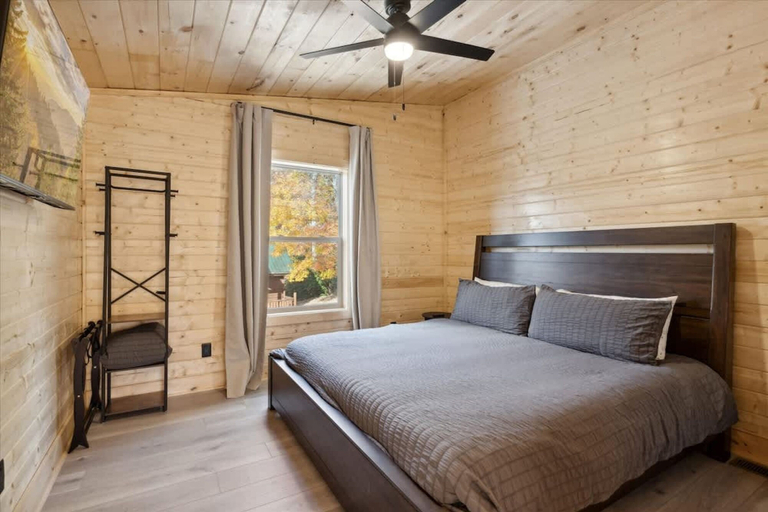 Room 3, Green Black Bear Cabins by Beyond Expectations, Sevier