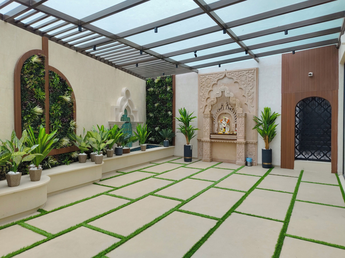 Property grounds, Hotel Raas Vrindavan, Dhule