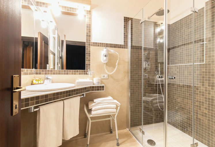 Bathroom 5, Grand Hotel des Alpes, Trento