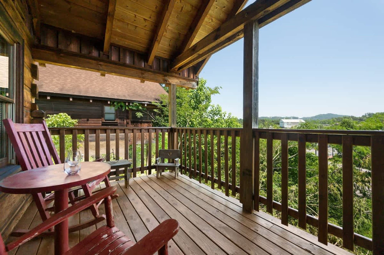 Room 4, View Location Studio Log Cabin Hot Tub Fireplace, Sevier