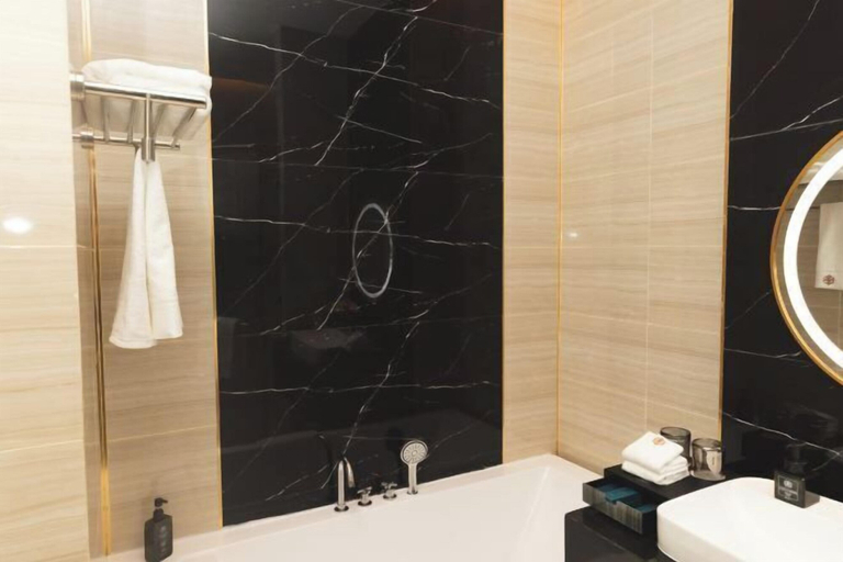 Bathroom 5, The Premier Palace Hotel and Spa, Ruessei Kaev