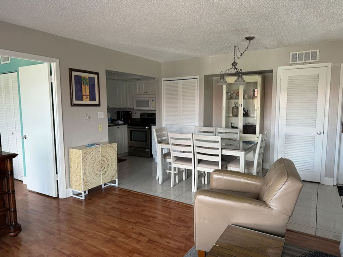 Room 2, Beach Pool Open Beachfront View All Rooms Chairs Wifi, Sarasota