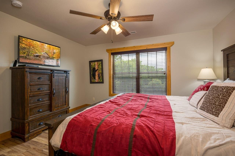 Bedroom 2, Tri Star Lodge, Sevier