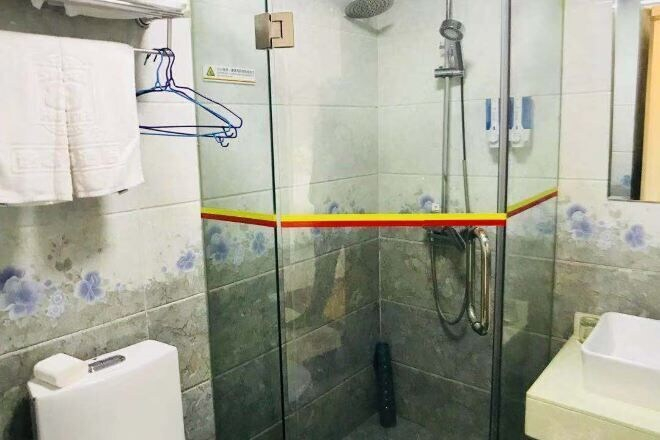 Bathroom 3, Super 8 Hotel (Beijing You'anmen Outer Street), Beijing