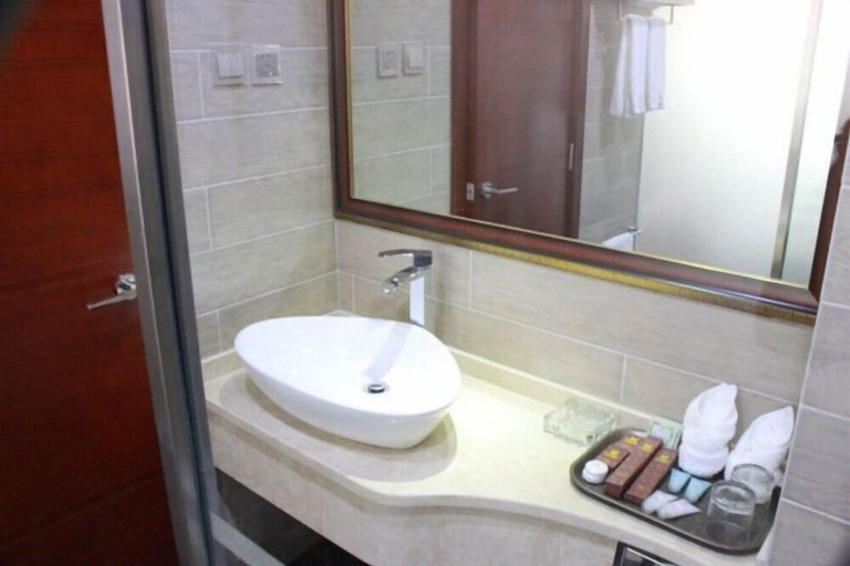 Bathroom 4, Ruili Tianhong Hotel, Dehong Dai and Jingpo