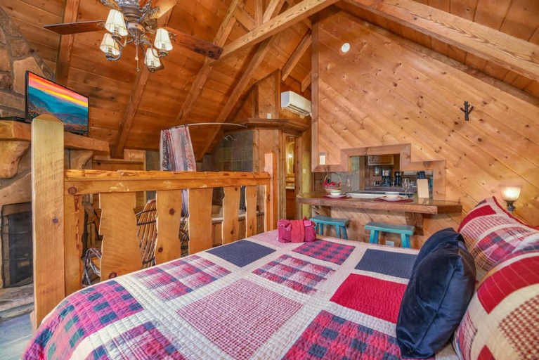 Room 2, Cute Studio Cabin Views Private Hot Tub Relax, Sevier