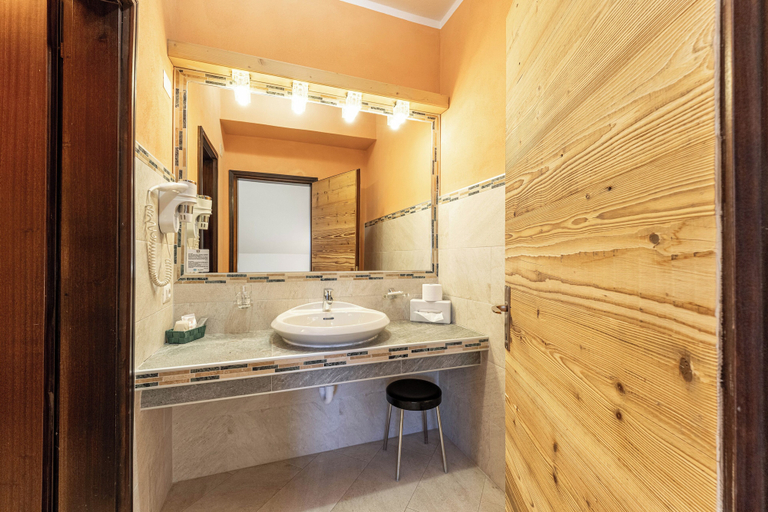 Bathroom 5, Grand Hotel des Alpes, Trento