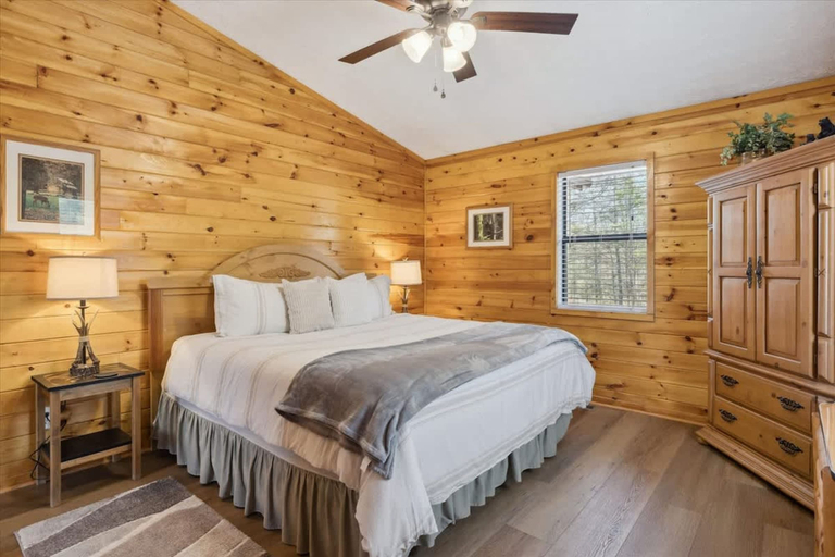 Room 4, A Dream Romance Cabin by Beyond Expectations With Hot Tub, Sevier