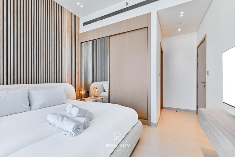 Room 5, Upscale 1BR With Jacuzzi Prime Location in JVC, Dubai