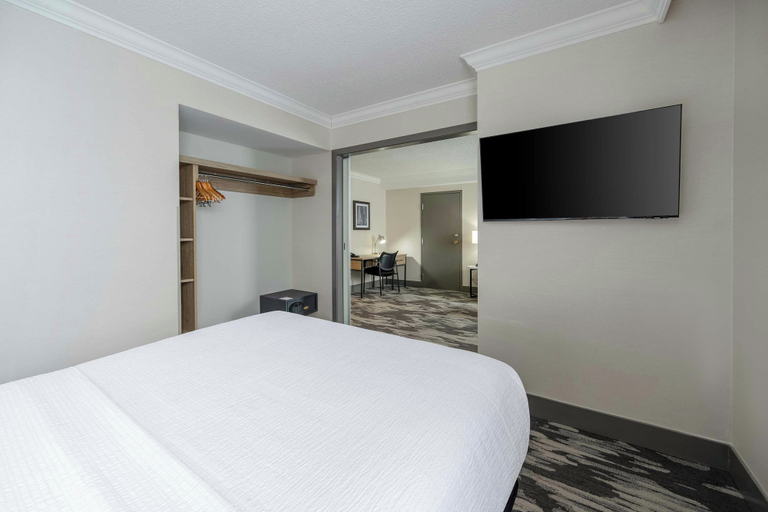Bedroom 3, Sandman Signature Mississauga Hotel, Peel